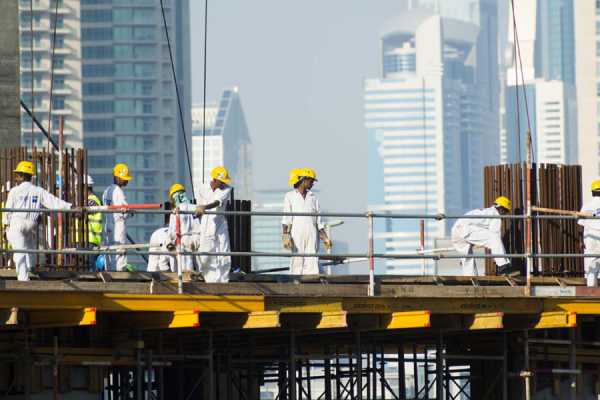 عقوبة العمل بدون تصريح عمل في الإمارات